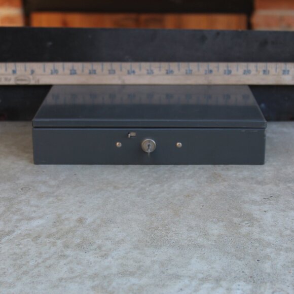 Vintage Locking Cash Box With Key - Picture 2 of 7